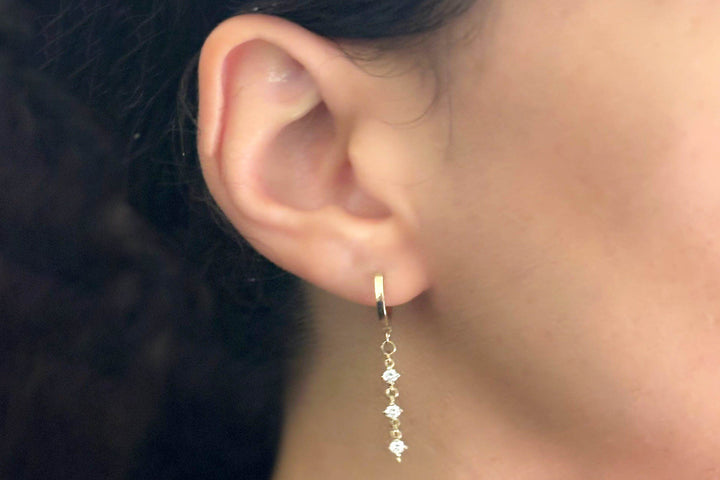 עגילי חישוק עם שרשרת יהלומים תלויה