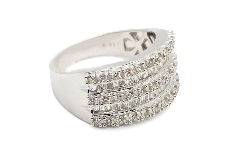 טבעת יהלום משובצת יהלומים עגולים ובאגטים