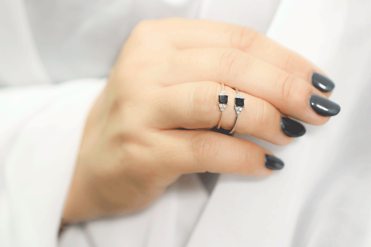 טבעת פרינסס שחורה ויהלומים עגולים לבנים